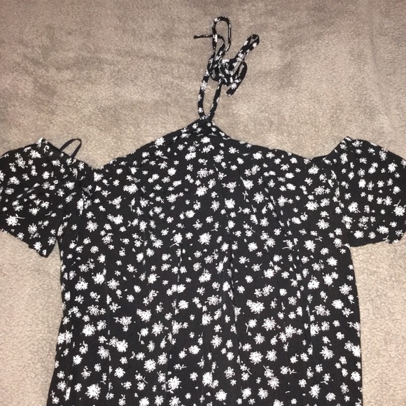 Halter off the shoulder romper - Picture 2 of 3